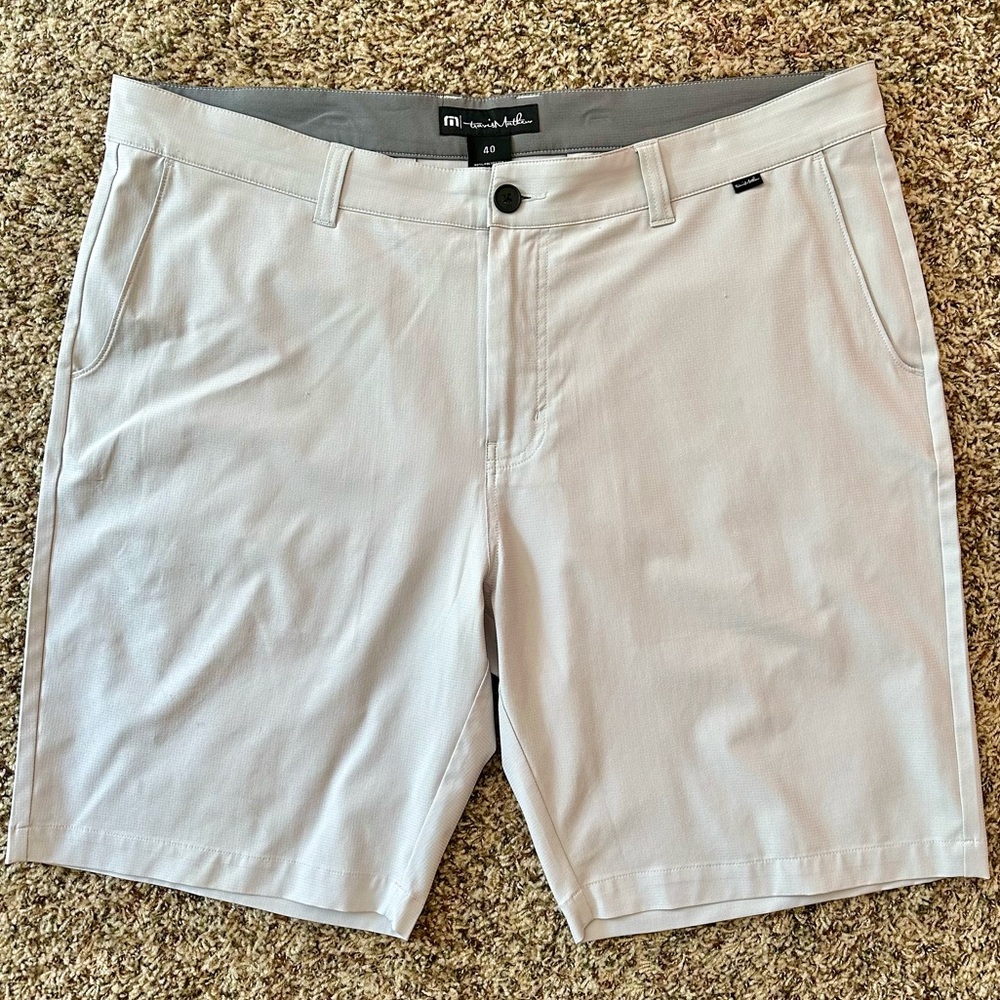 Stunning *Travis Mathew* light stone wicking flat front casual golf ⛳️ shorts 40